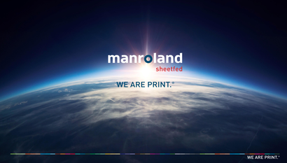 Bild einer aufgehenden Sonne über der Erde, gesehen aus dem Weltraum. In der Mitte steht das Logo „manroland sheetfed“ mit dem Slogan „WE ARE PRINT.“ Unten verläuft eine farbige Linie im Stil eines Druckfarbstreifens.