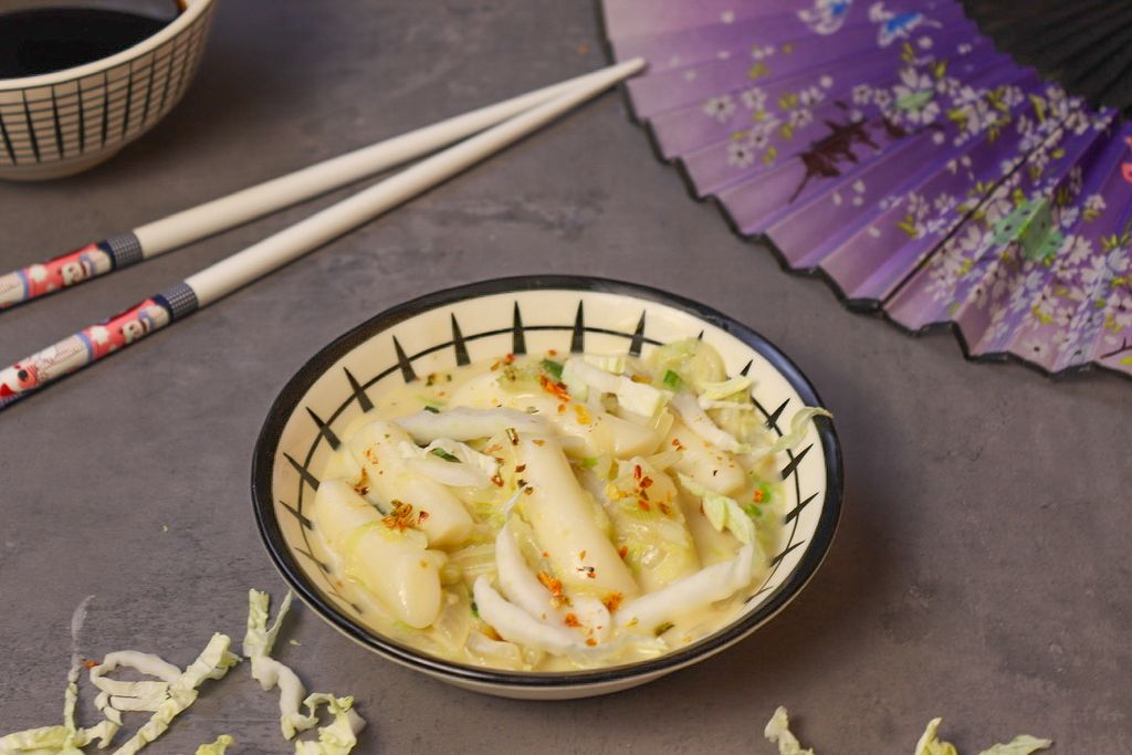 Rose Tteokbokki II in einer Schale mit Stäbchen
