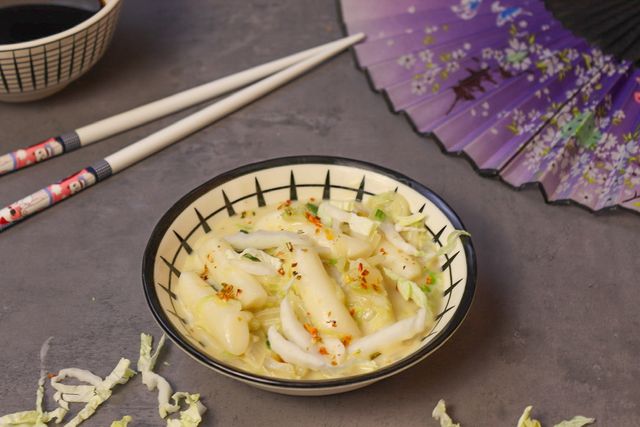 Rose Tteokbokki II in einer Schale mit Stäbchen
