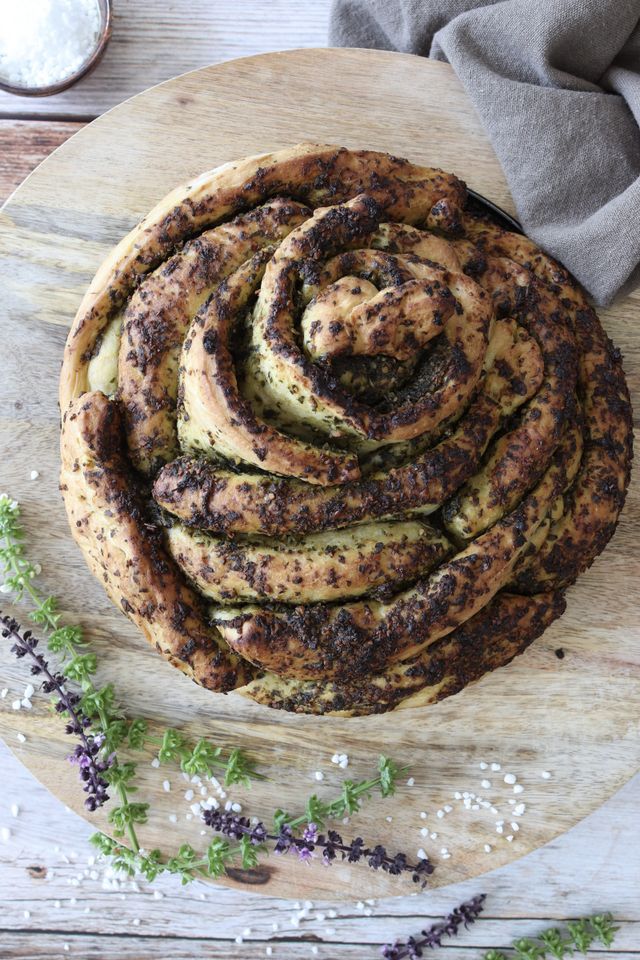 Basilikum-Zupfbrot Zupfbrot auf einem Brett
