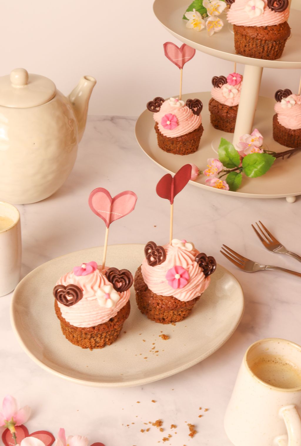 Süsse Valentins-Herzen Süsse Valentins-Herzen auf einem Teller mit Kaffee
