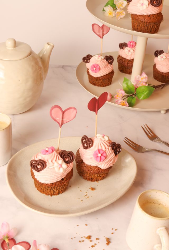 Süsse Valentins-Herzen Süsse Valentins-Herzen auf einem Teller mit Kaffee