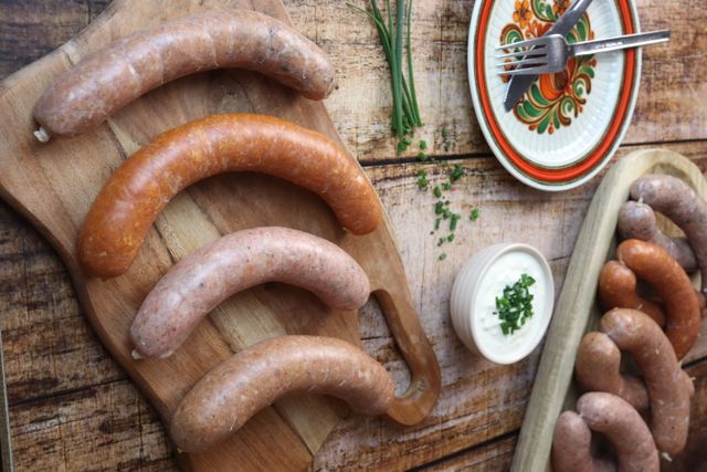 Bratwürstel Bratwürstel auf einem Brett