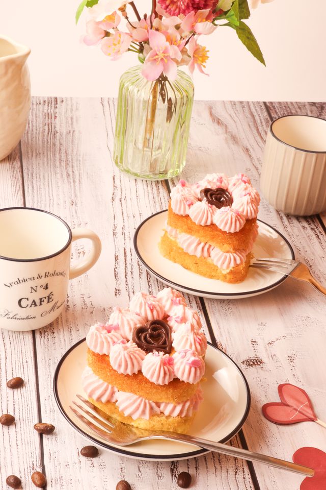 Süsse Valentins-Herzen auf einem Teller mit Gabel