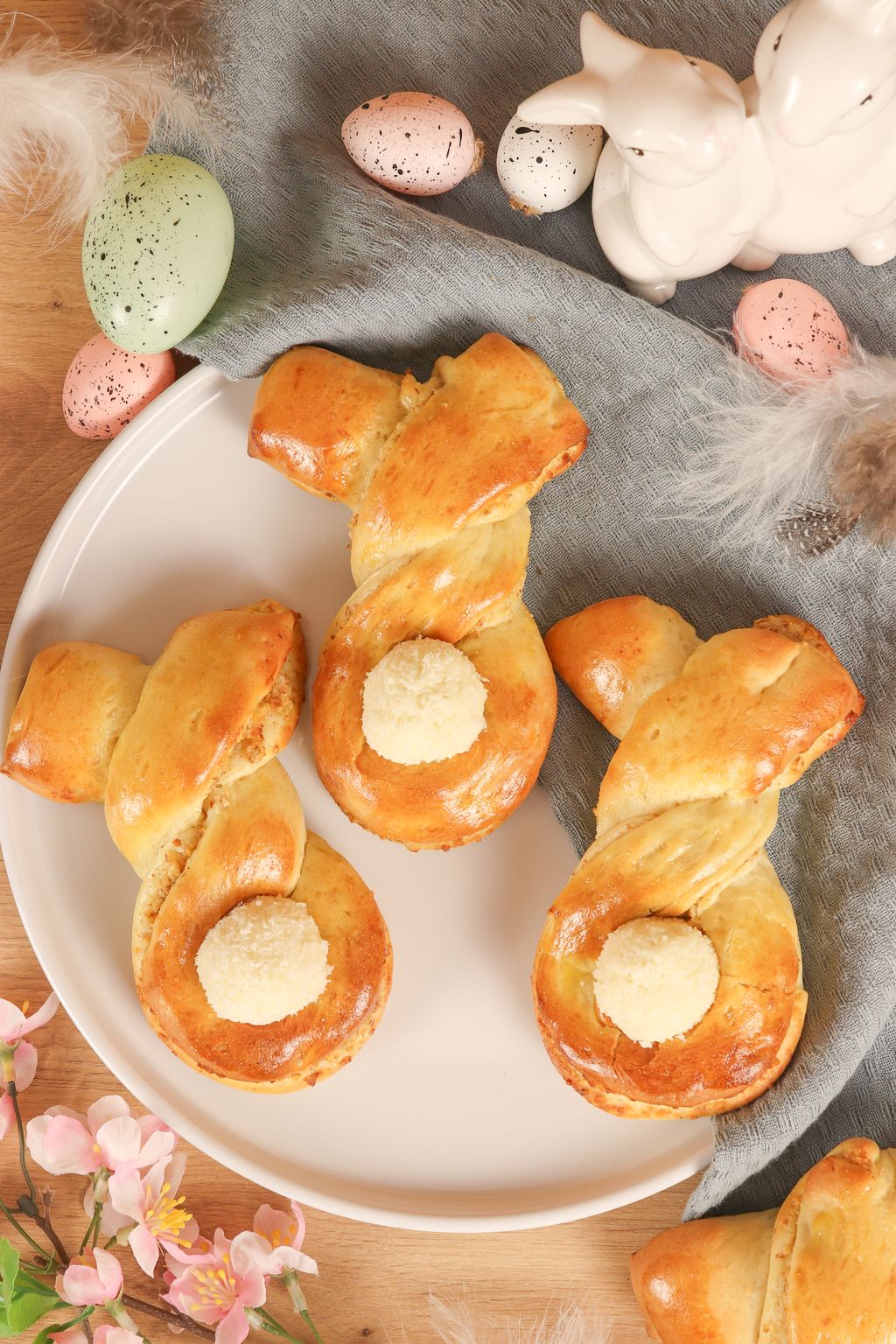 Germteig-Osterhasen auf einem Teller mit Osterdeko