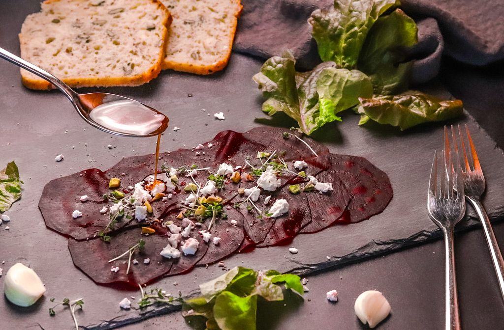 Rote Rüben Carpaccio auf einer Steinplatte