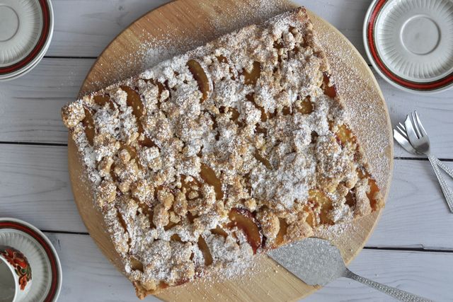 Pfirsichkuchen Pfirsichkuchen auf einem Brett