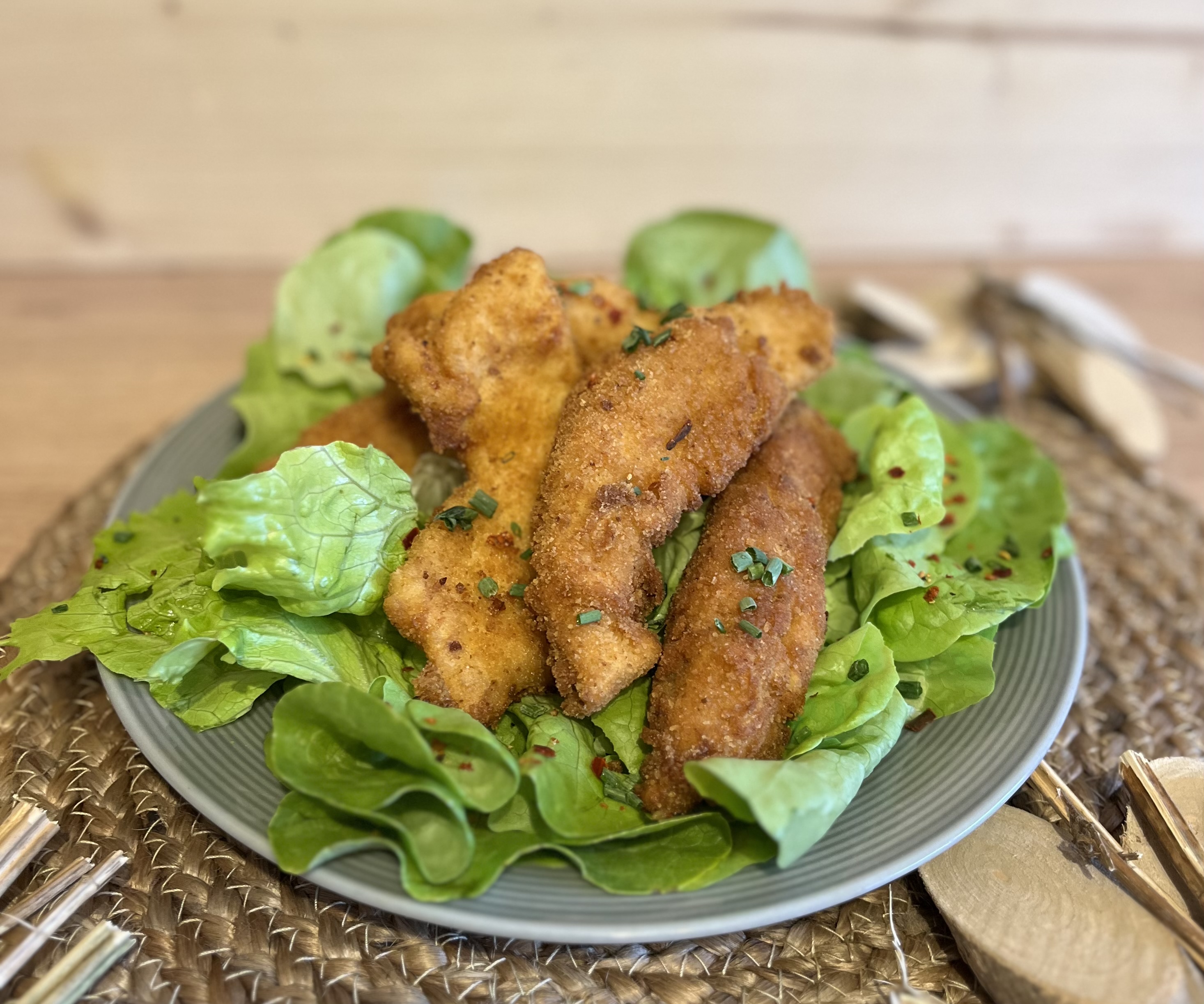 Gebackene Hühnerstreifen auf Blattsalat | Marions Kochecke