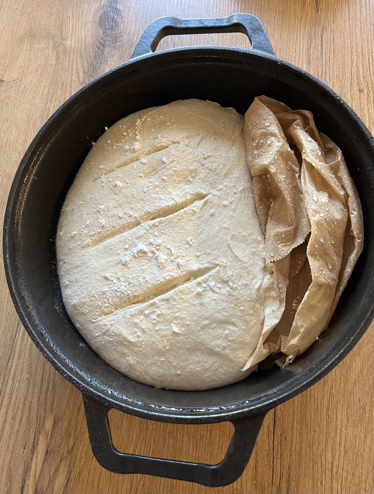 DINKELBROT VOR DEM BACKEN IN EINEM GUSSEISENTOPF