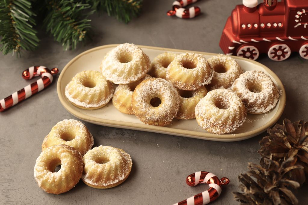 Mini-Gugelhupf-Kekse Mini-Gugelhupf-Kekse auf einem ovalen Teller