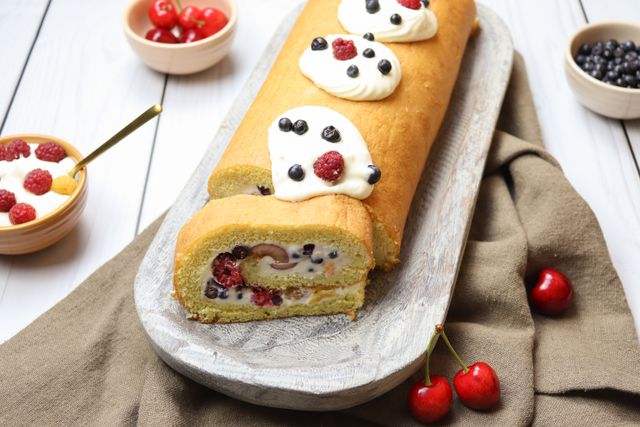 Früchteroulade Früchteroulade auf einer Platte