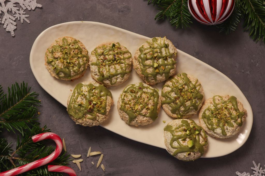 Pistaccios auf einem ovalen Teller