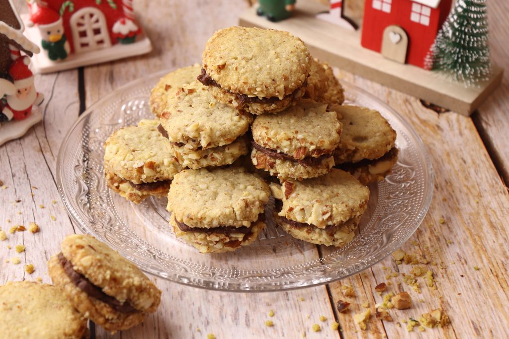 Mandel-Schokotaler Mandel-Schokotaler auf einem Glasteller