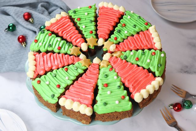 Weihnachtsbrownies Weihnachtsbrownies auf eine Tortenplatte mit Gabeln