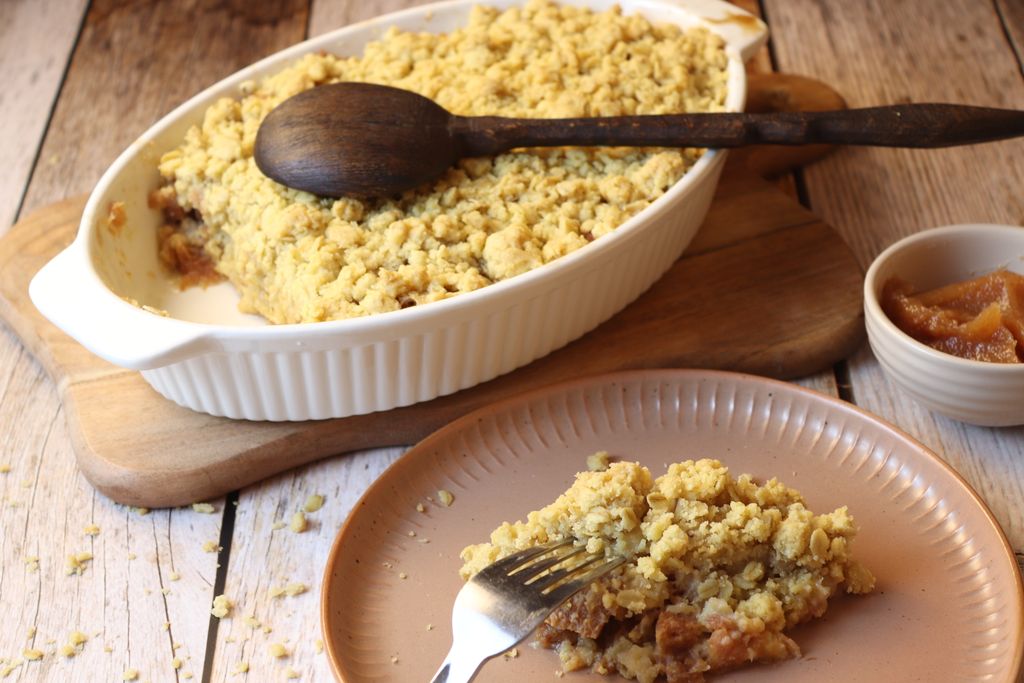 Quitten Crumble Quitten Crumble in einer Auflaufform