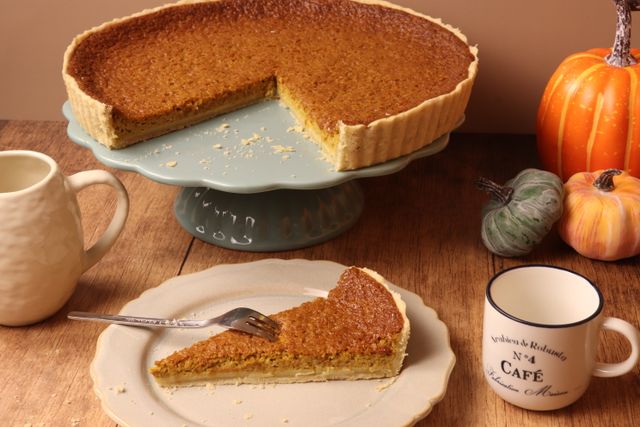 Pumkin-Pie auf einem Teller mit Tasse