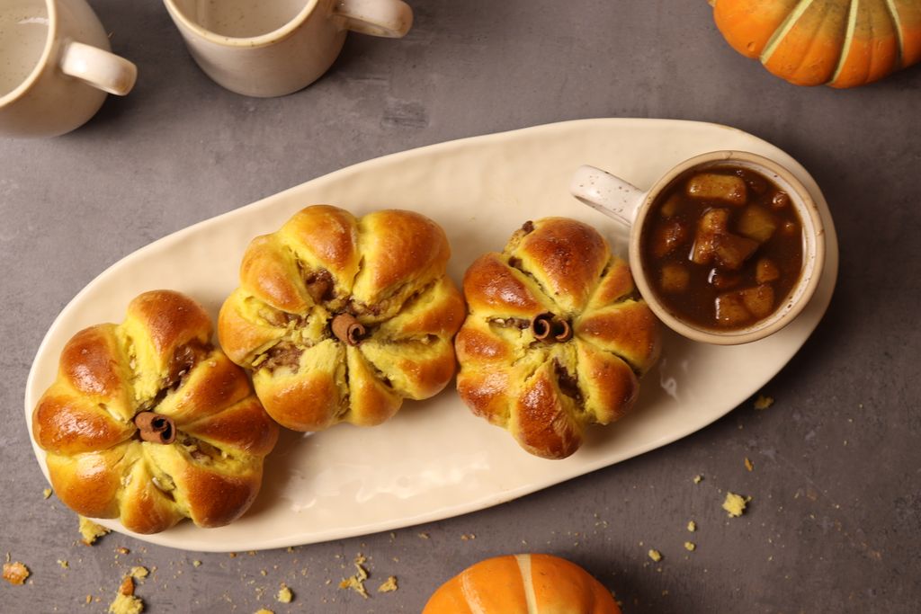 Mini-Kürbisse mit Bratapfelfüllung Mini-Kürbisse auf einem ovalen Teller