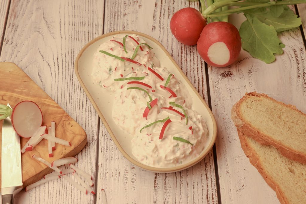 Frischer Radieschen-Aufstrich Frischer Radieschen-Aufstrich auf einer Platte