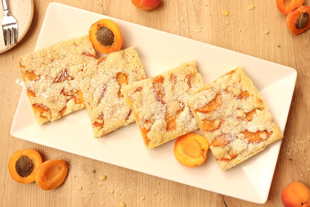 Marillen-Streuselkuchen auf einer Platte