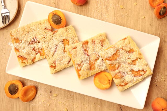 Marillen-Streuselkuchen Marillen-Streuselkuchen auf einer Platte