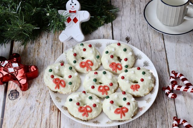 Weihnachtskränzchen Weihnachtskränzchen auf einem Teller mit Deko