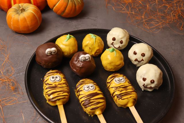 Halloween Pops Halloween Pops auf einem Teller
