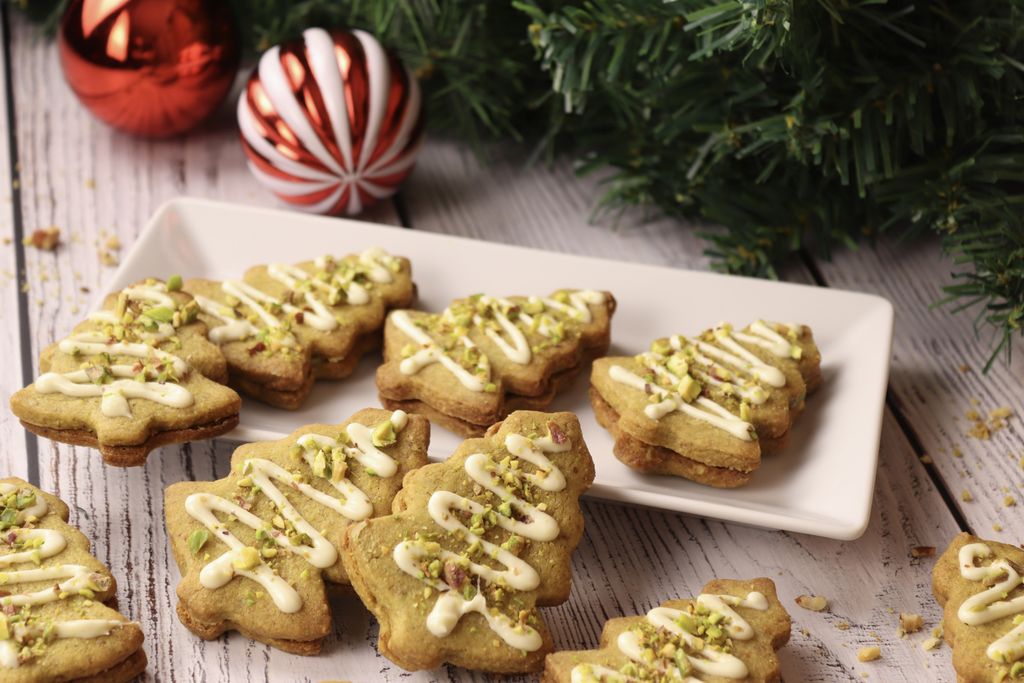 Pistazien-Tannenbäumchen Pistazien-Tannenbäumchen auf einer Platte mit Weihnachtasschmuck