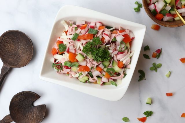 Gemüse-Wurst-Salat in einer Schüssel