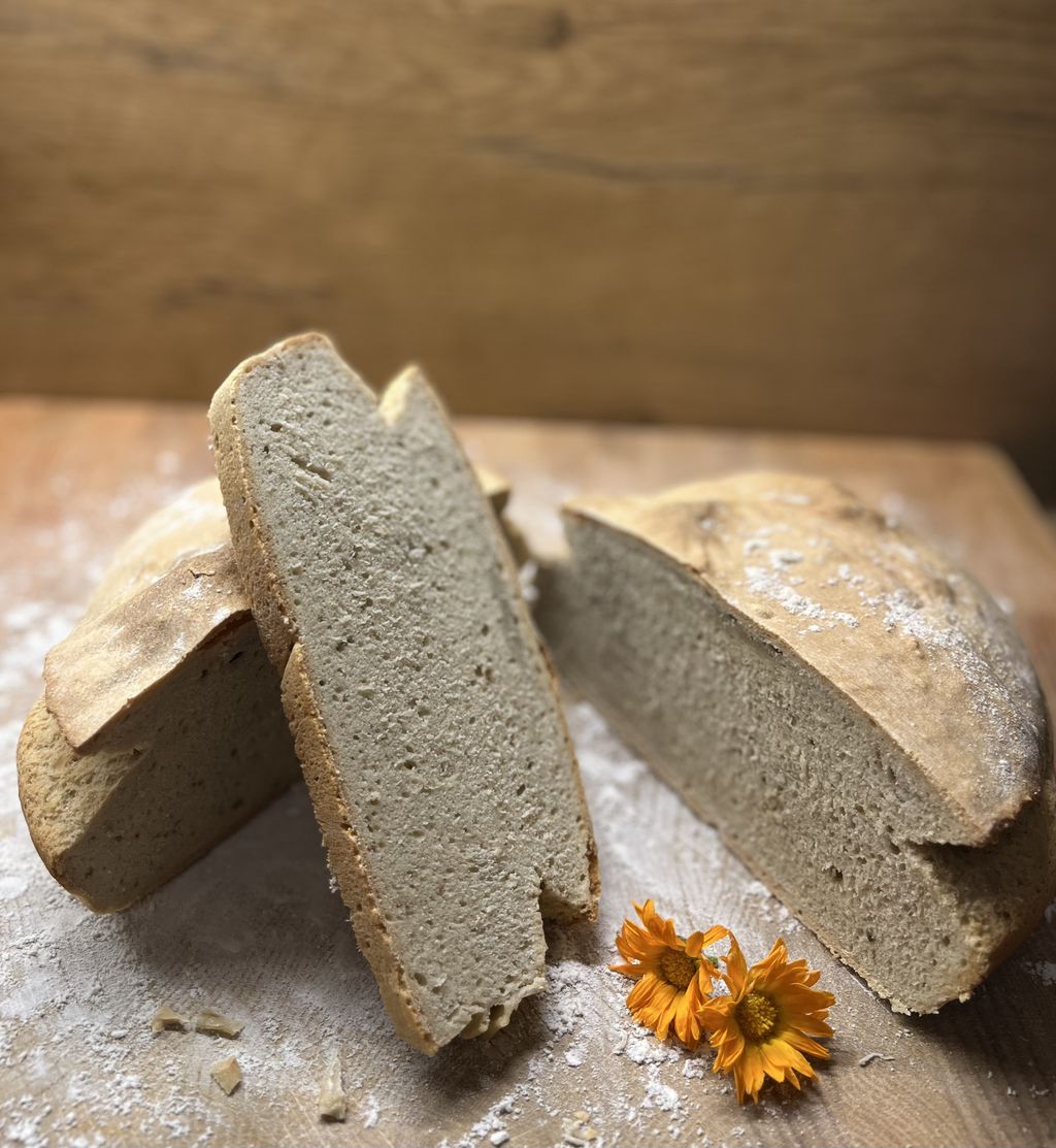 DINKELBROT DINKELBROT AUF EINEM BRETT