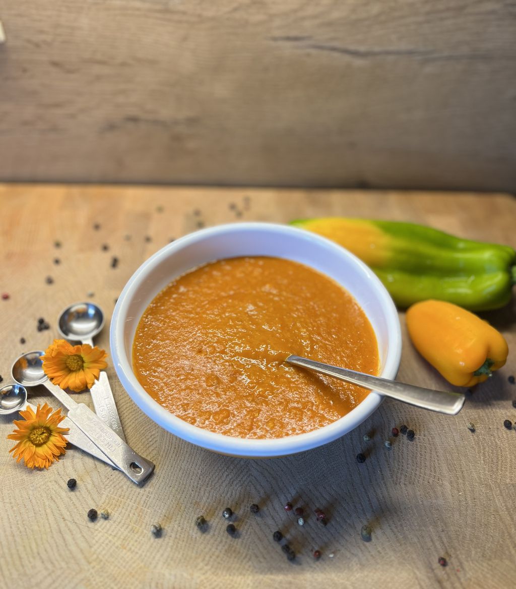 Milde Paprikasauce Paprikasauce in einer Schüssel mit Löffel