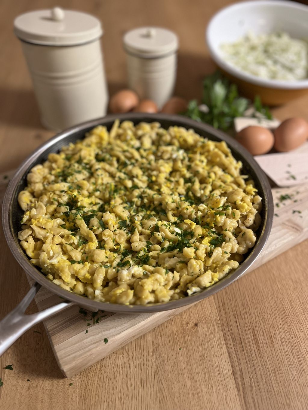 EIERNOCKERL MIT CHINAKOHLSALAT IN EINER PFANNE