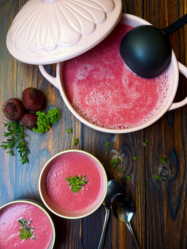 Rote Rüben-Kokos-Suppe Rote Rüben-Kokos-Suppe in einer Suppenschüssel mit Schüssel und Löffel