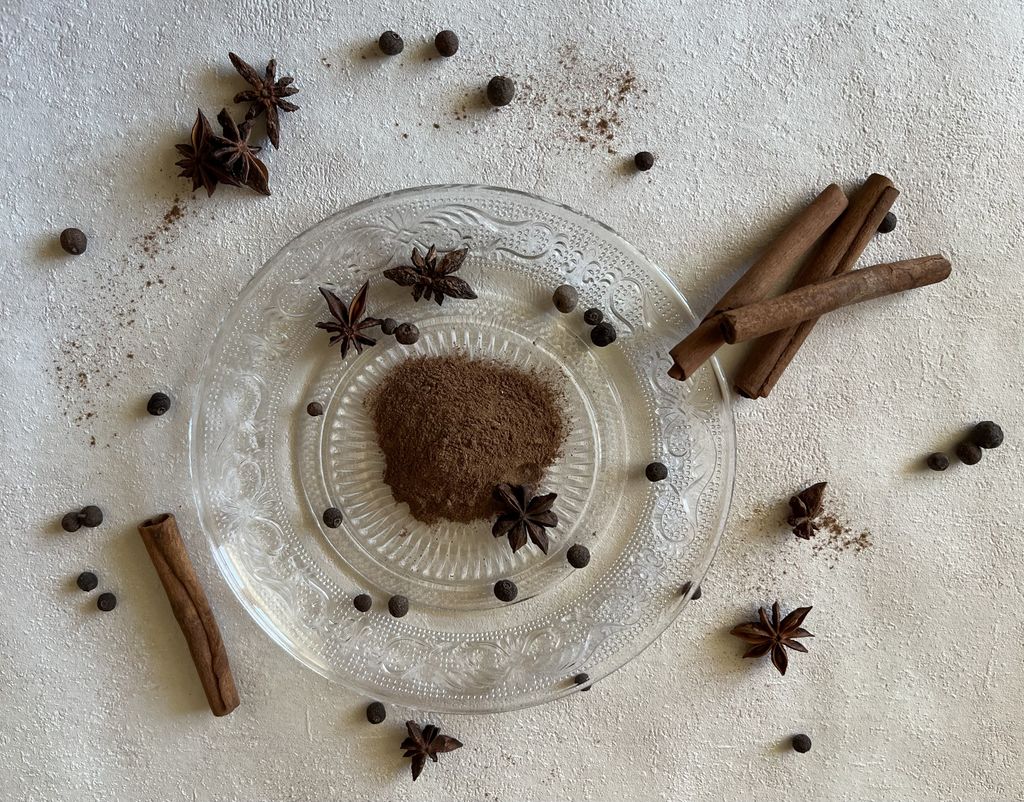 PUMPKIN-SPICE-GEWÜRZ PUMPKIN-SPICE-GEWÜRZ AUF EINEM TELLER