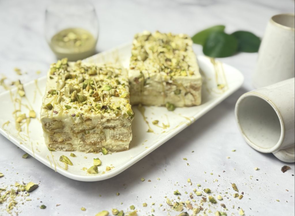 Pistazien-Tiramisu Pistazien-Tiramisu auch einer Platte mit Kaffeetassen