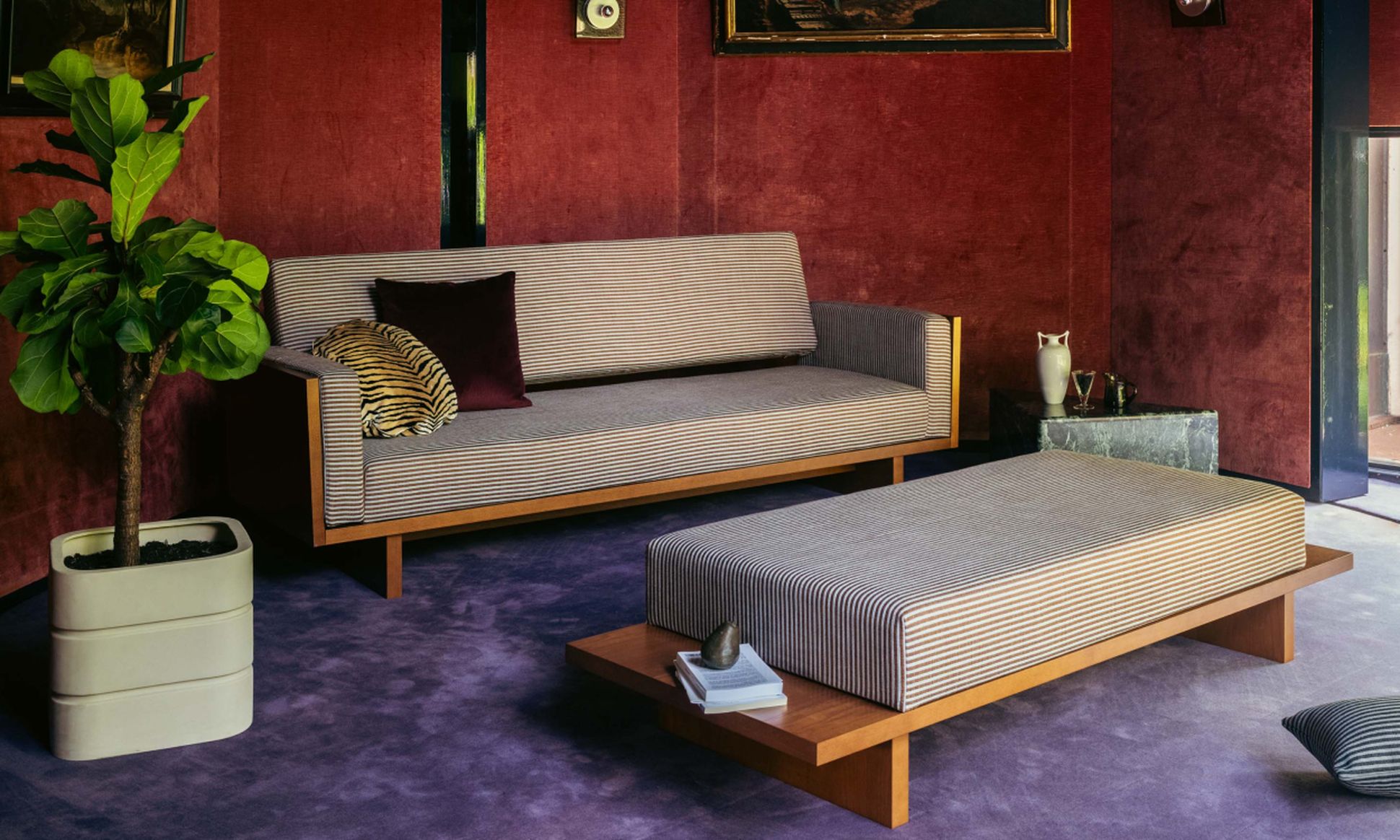 Signora 3P canapé et banquette tissu rayé marron et bleu clair, cache pot donna BC, triangolo vert