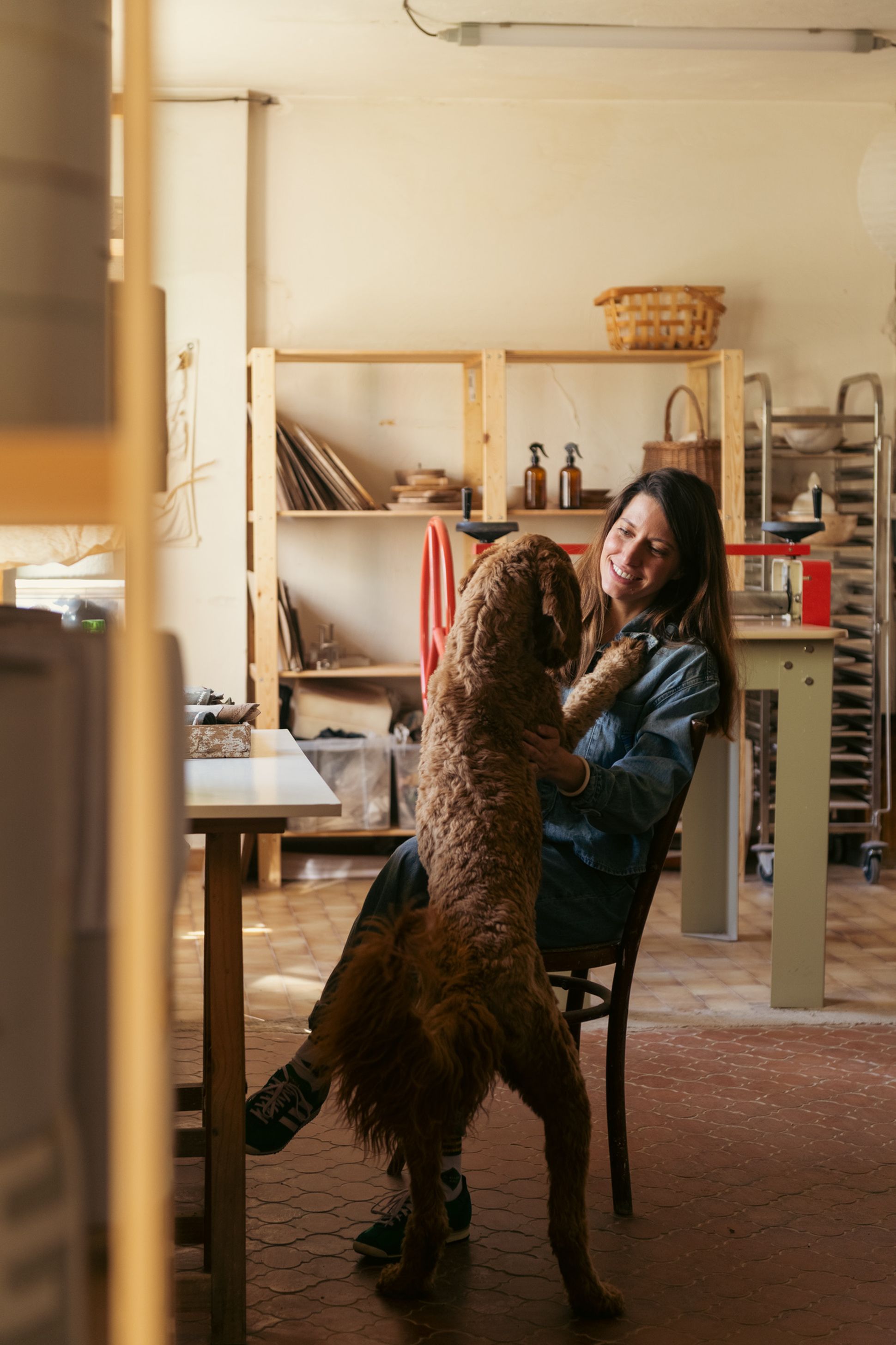 Inès Angelini, dans son atelier à Mougins