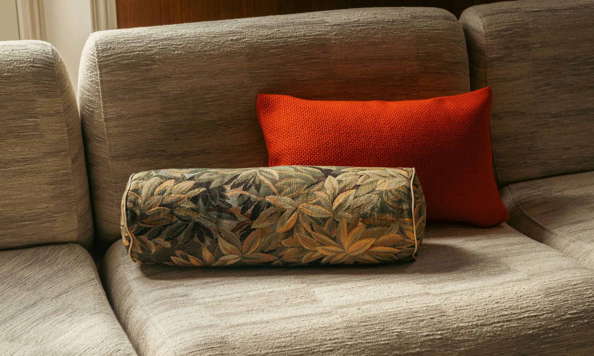 coussin-carino-tissu-texture-orange-adri-feuillage-rotondo-tissu-trame-beige