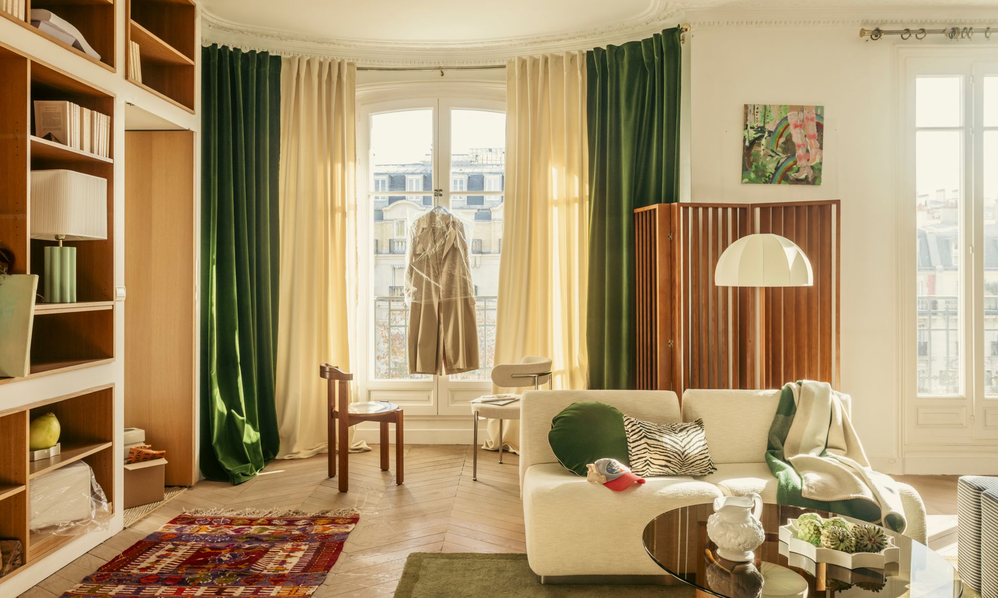 Rideaux teatro vert olive et blanc crème, Rotondo tissu tramée blanc, Roma vert, Lampadaire Duomo, Paravent Occhio