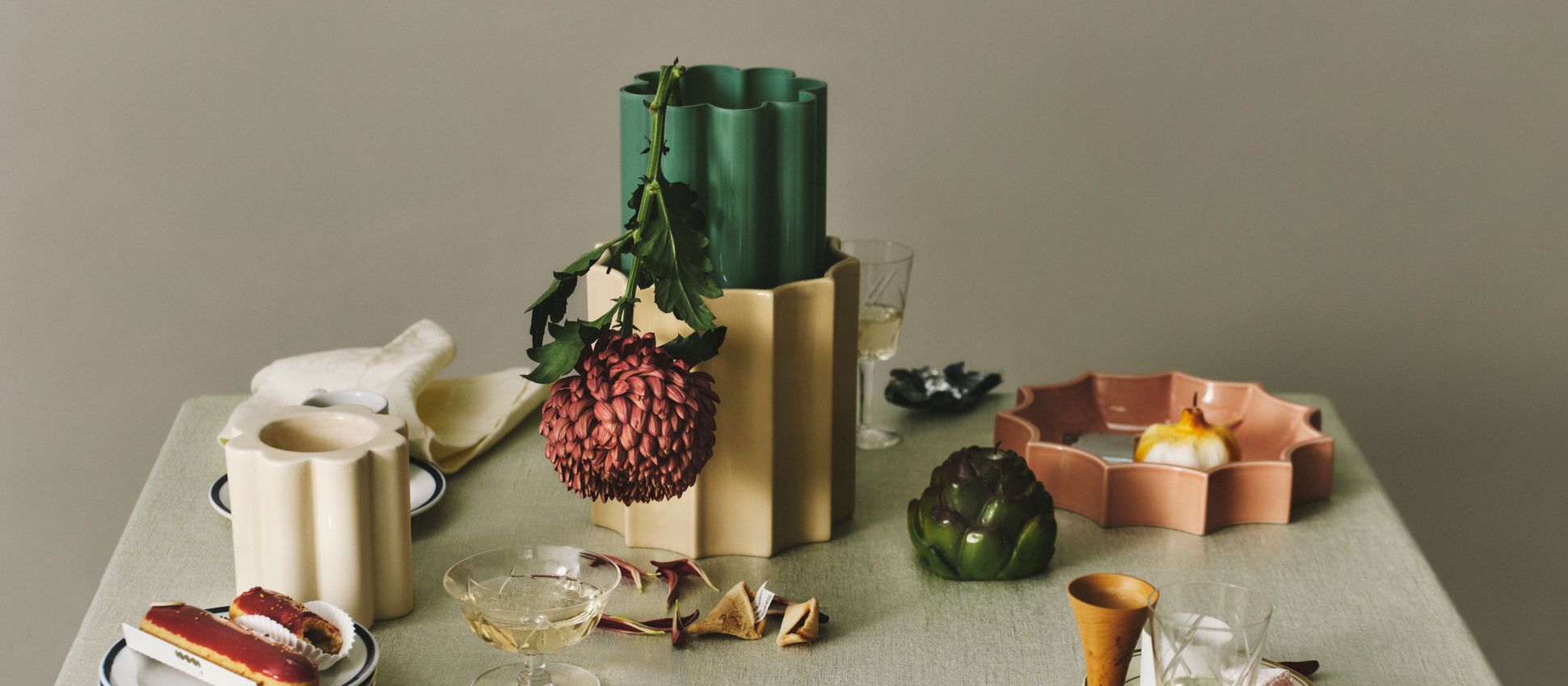 Messy christmas HERO_HP_DESKTOP 1