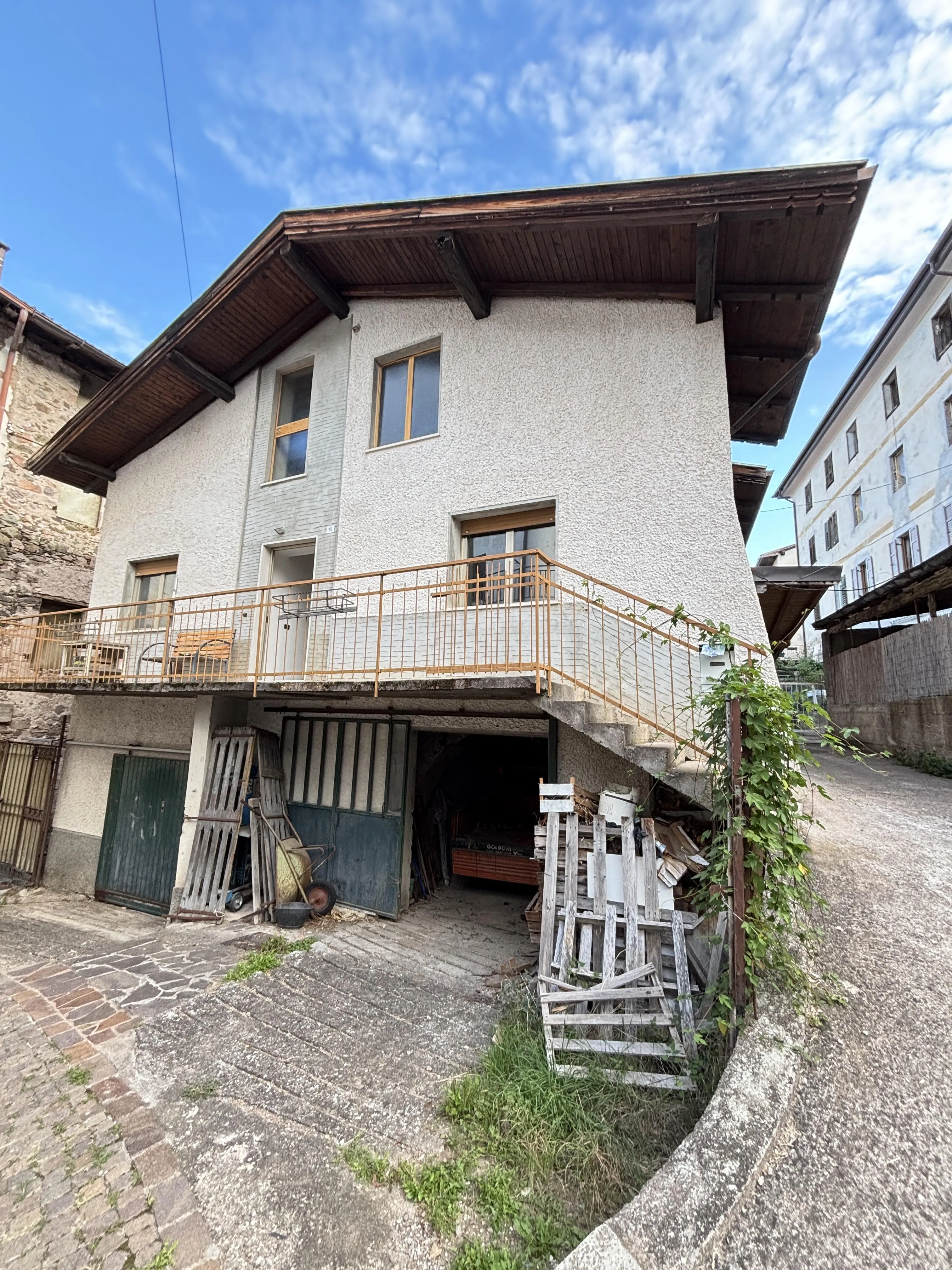 Ampio appartamento con tre camere, due bagni e garage