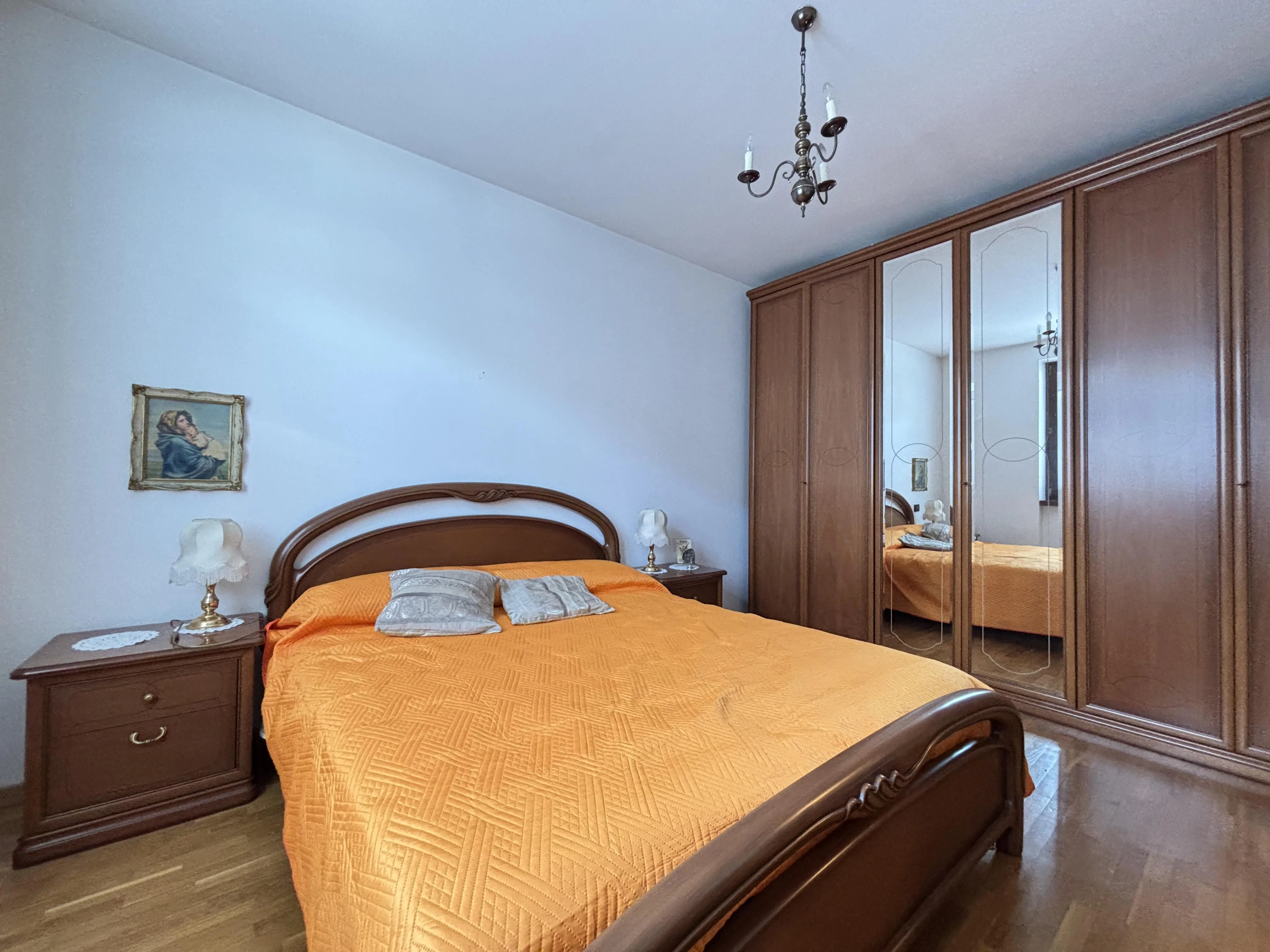 Ampio appartamento con tre camere, due bagni e garage - immagine 17