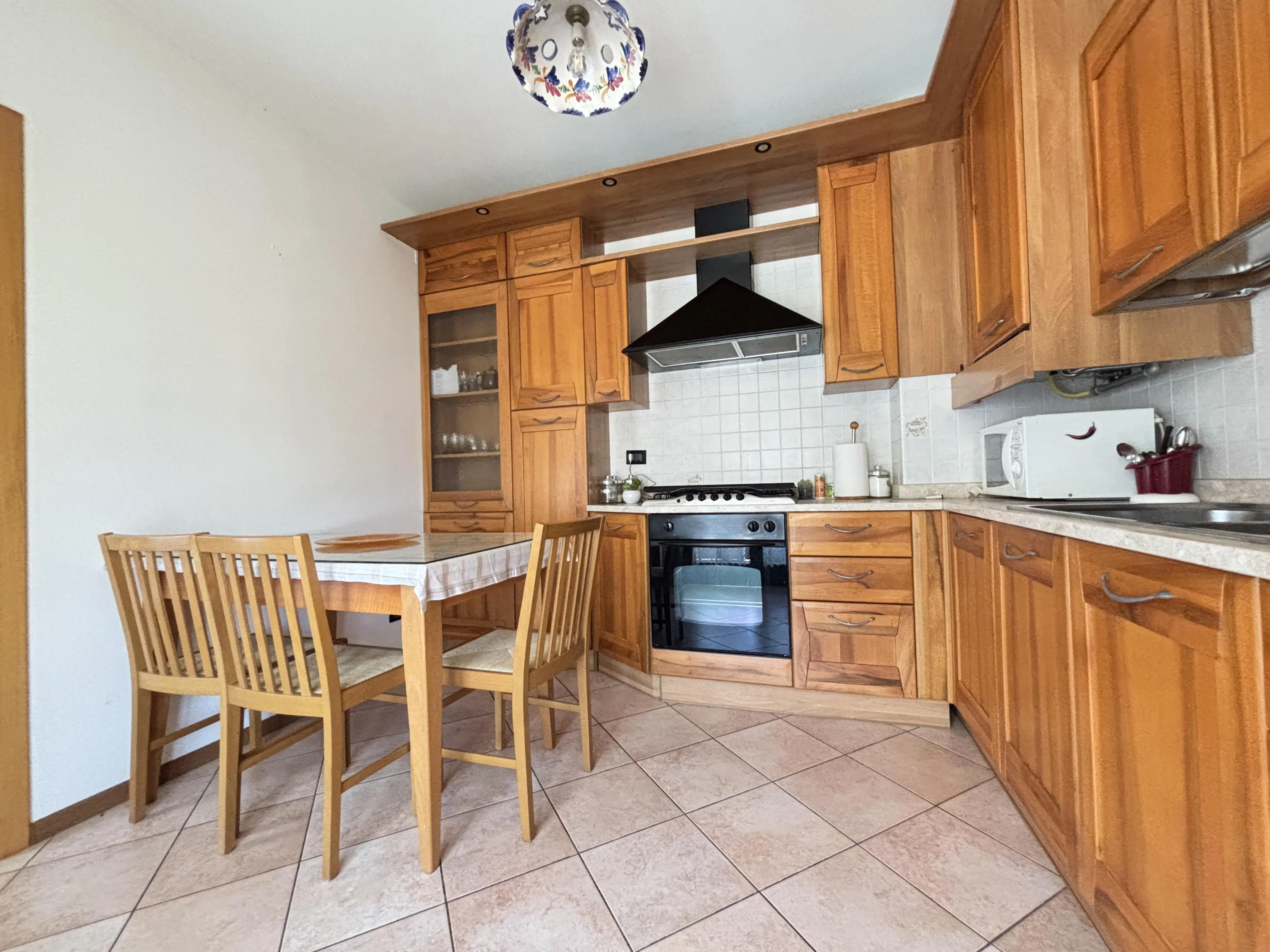Ampio appartamento con tre camere, due bagni e garage - immagine 7
