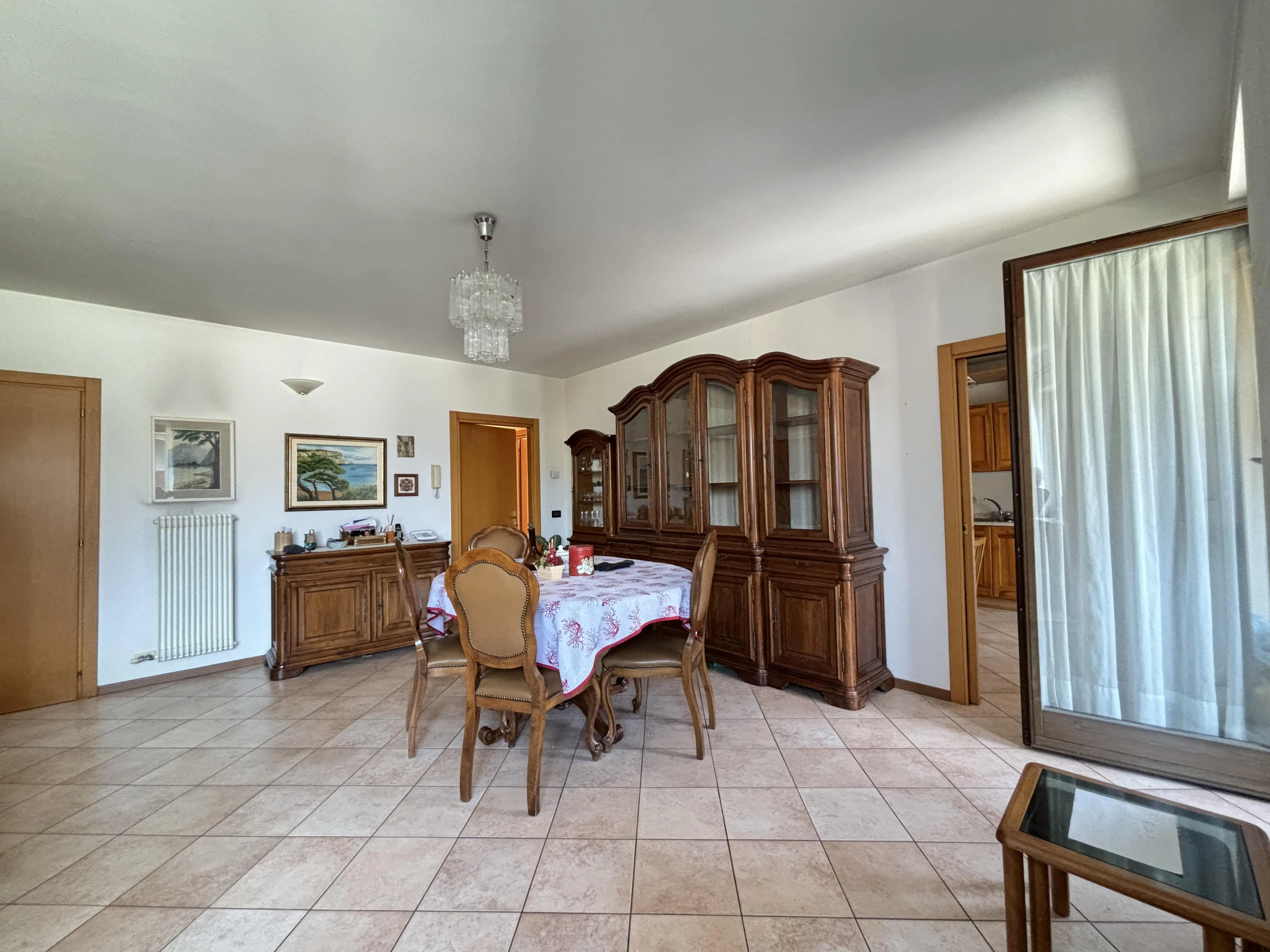 Ampio appartamento con tre camere, due bagni e garage - immagine 5