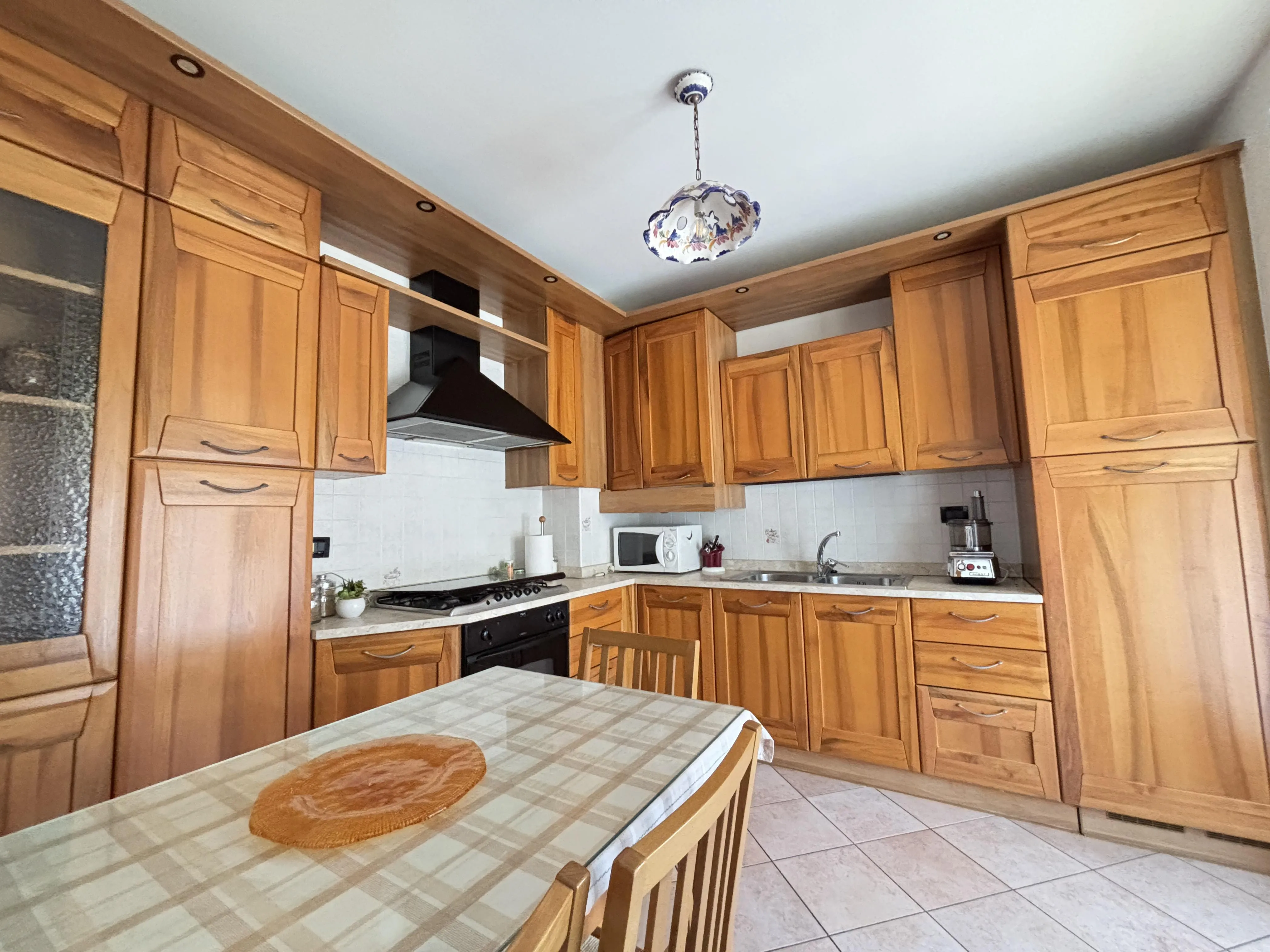 Ampio appartamento con tre camere, due bagni e garage - immagine 6