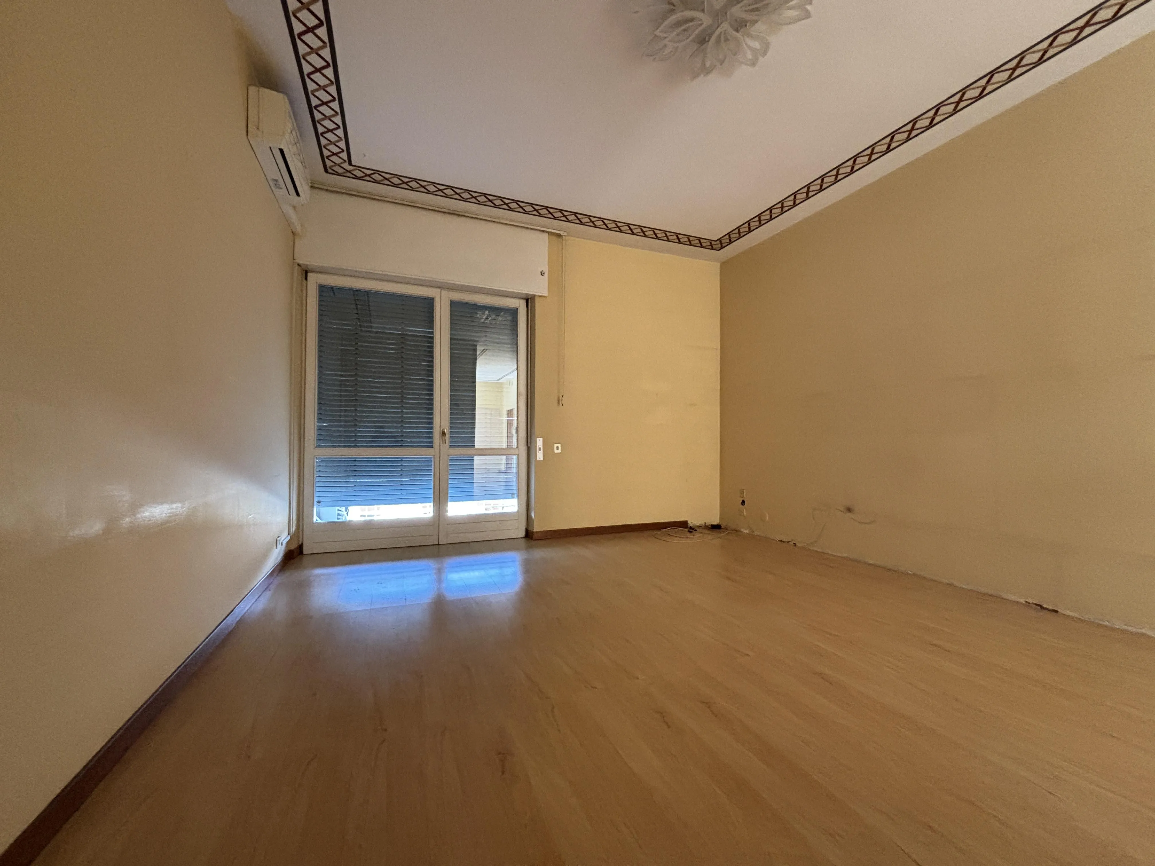 Prestigioso appartamento con terrazza, garage e posto auto a San Camillo - immagine 3
