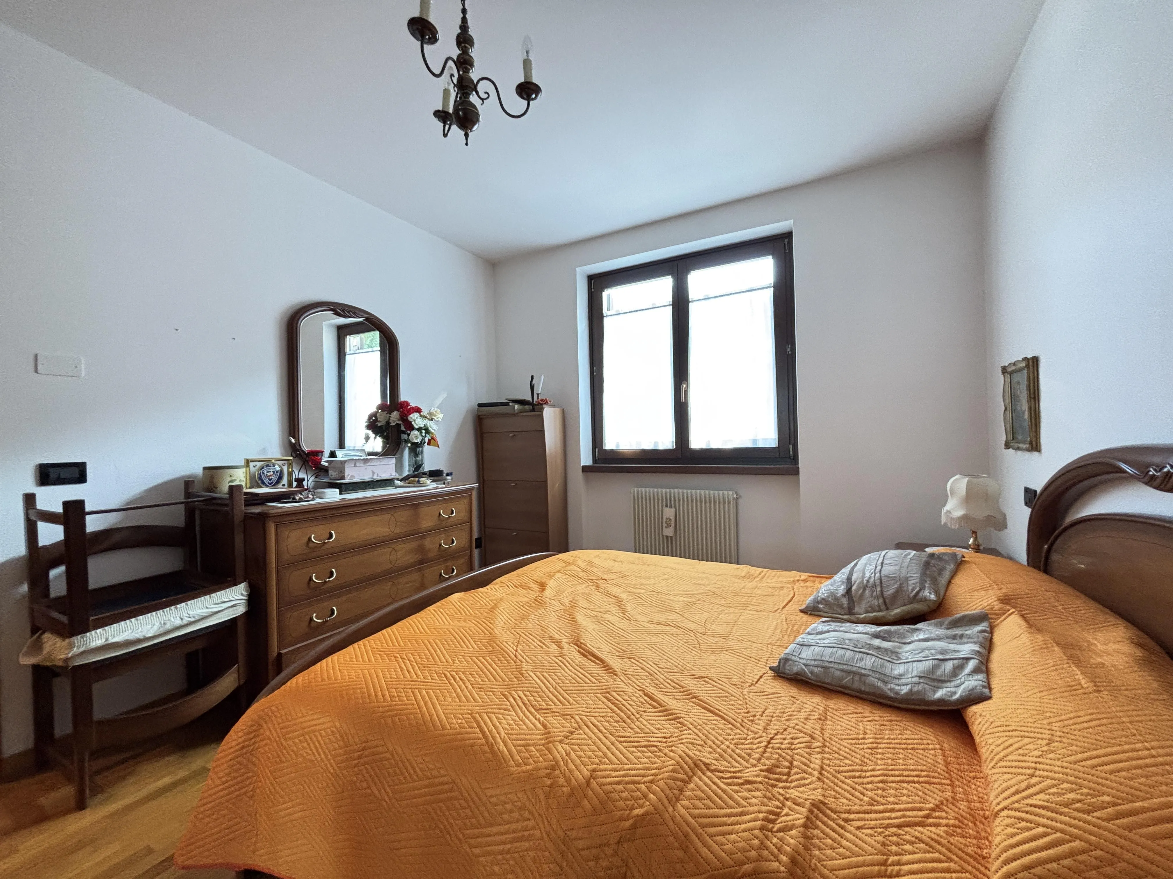 Ampio appartamento con tre camere, due bagni e garage - immagine 15