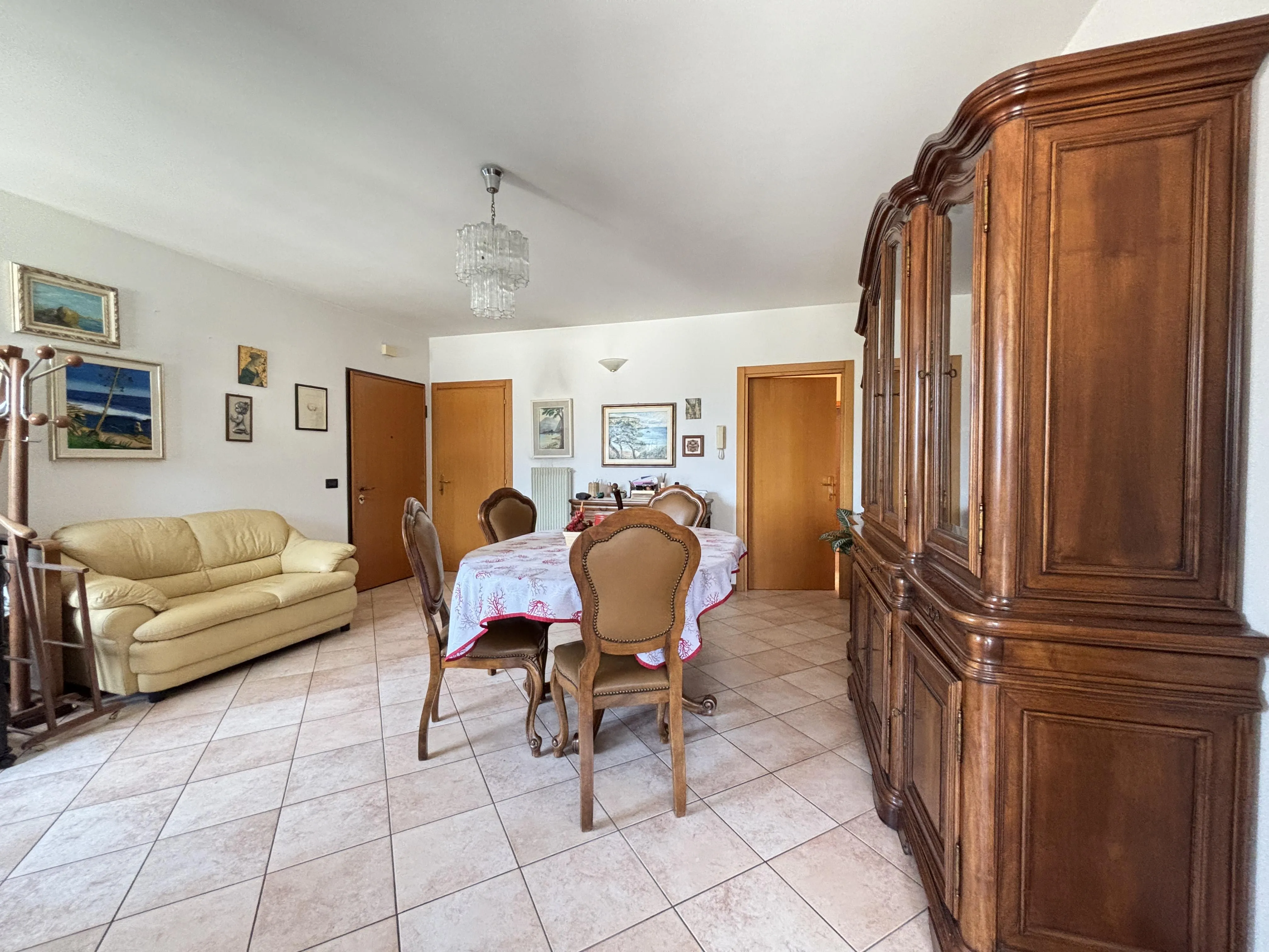 Ampio appartamento con tre camere, due bagni e garage - immagine 4