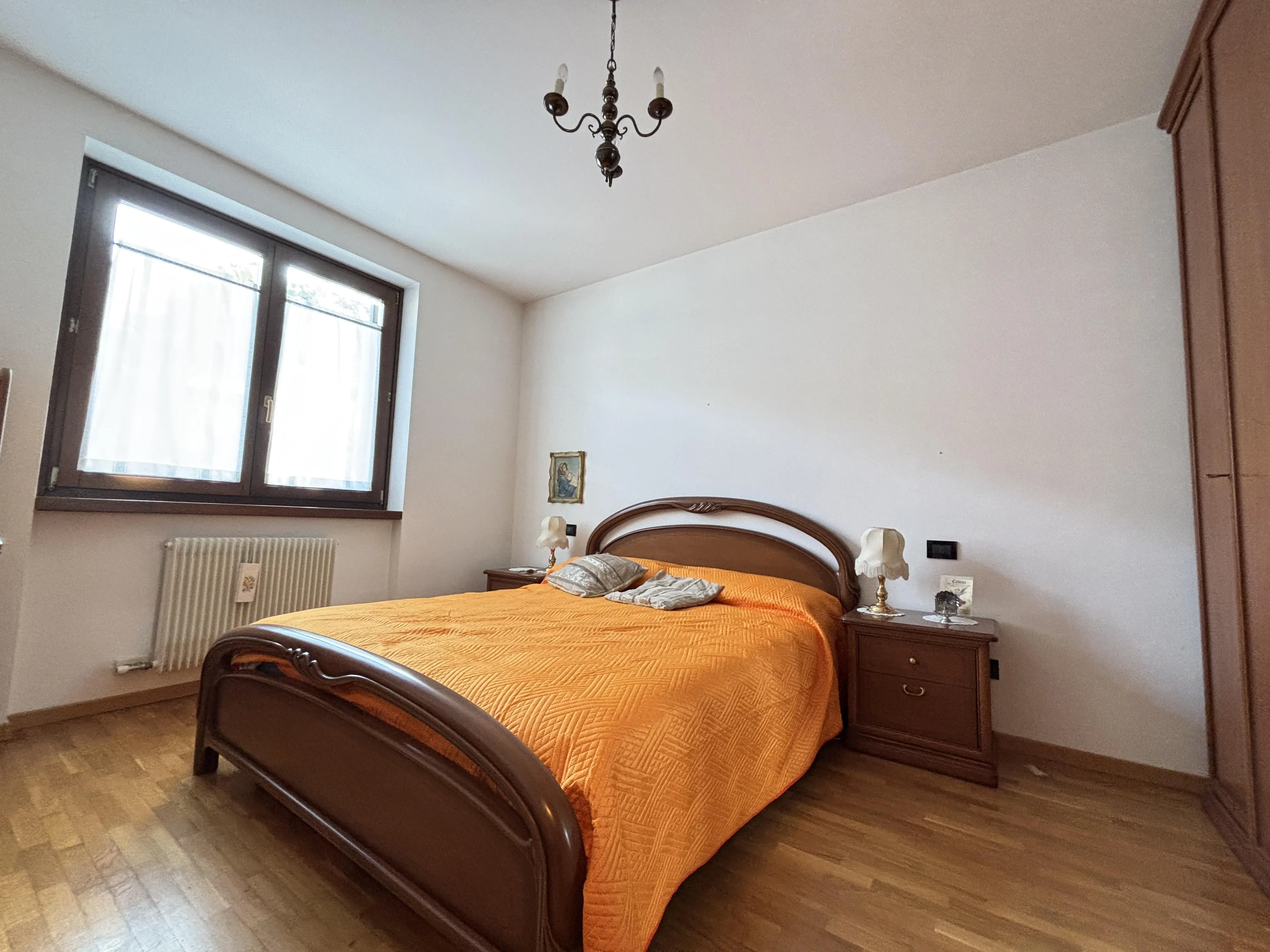 Ampio appartamento con tre camere, due bagni e garage - immagine 14