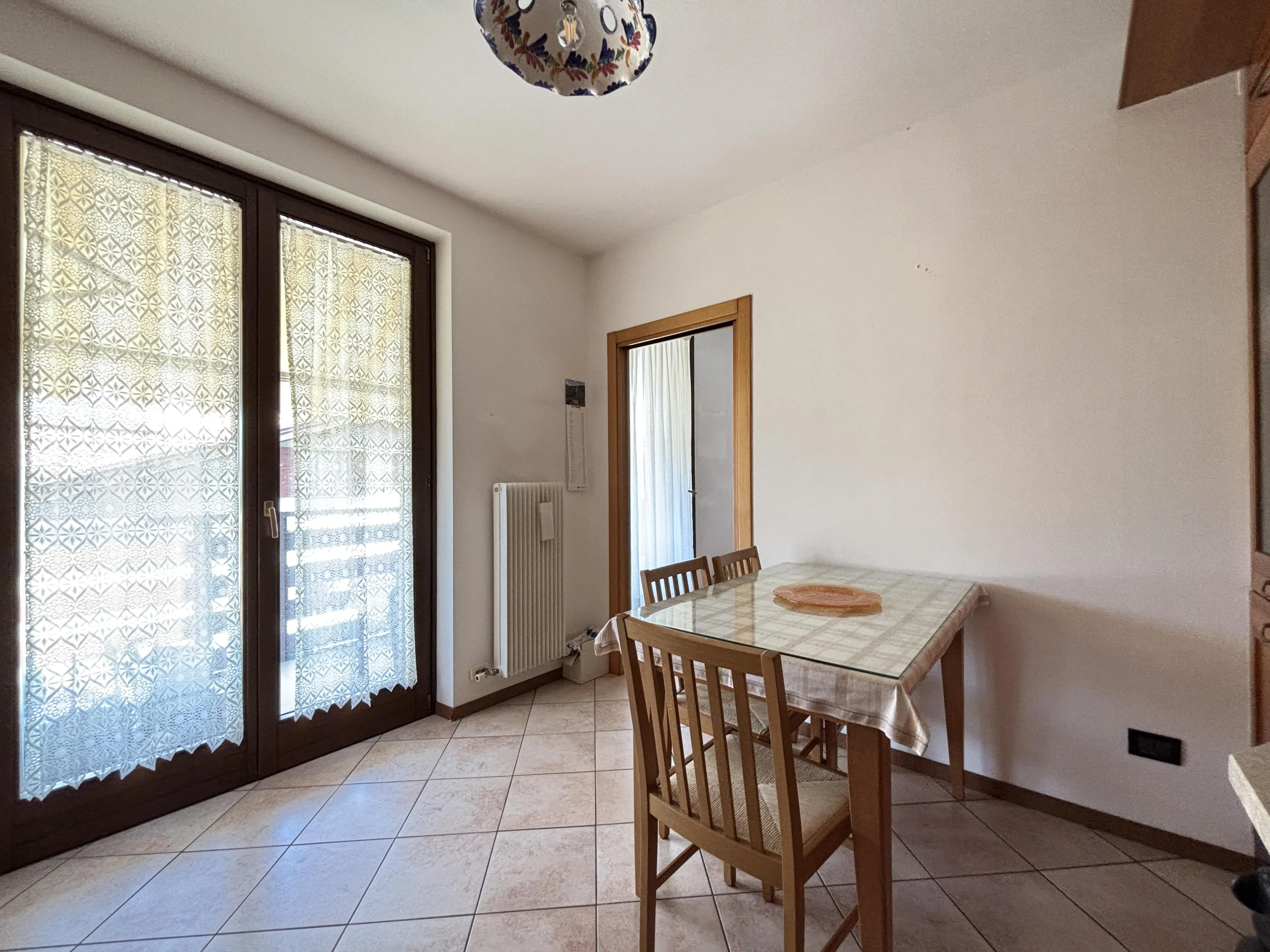 Ampio appartamento con tre camere, due bagni e garage - immagine 8