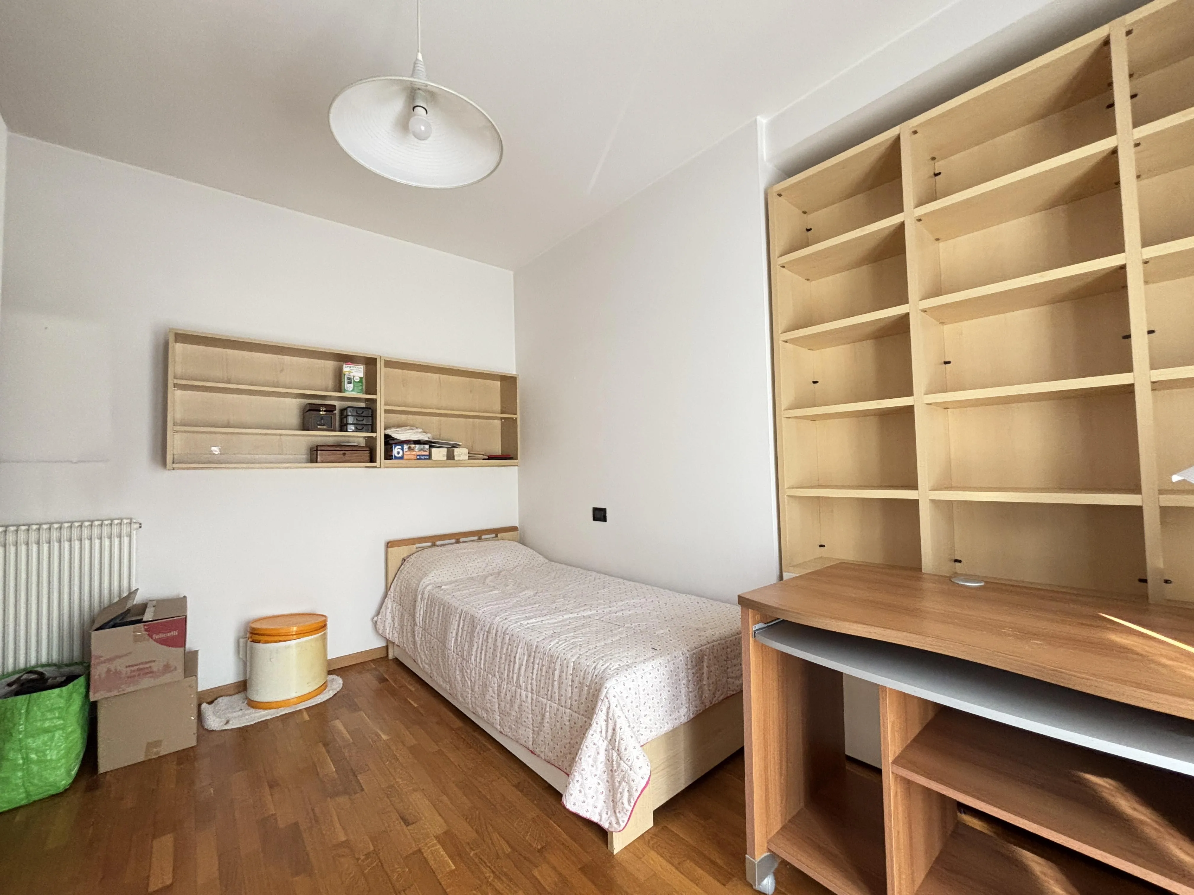 Ampio appartamento con tre camere, due bagni e garage - immagine 19